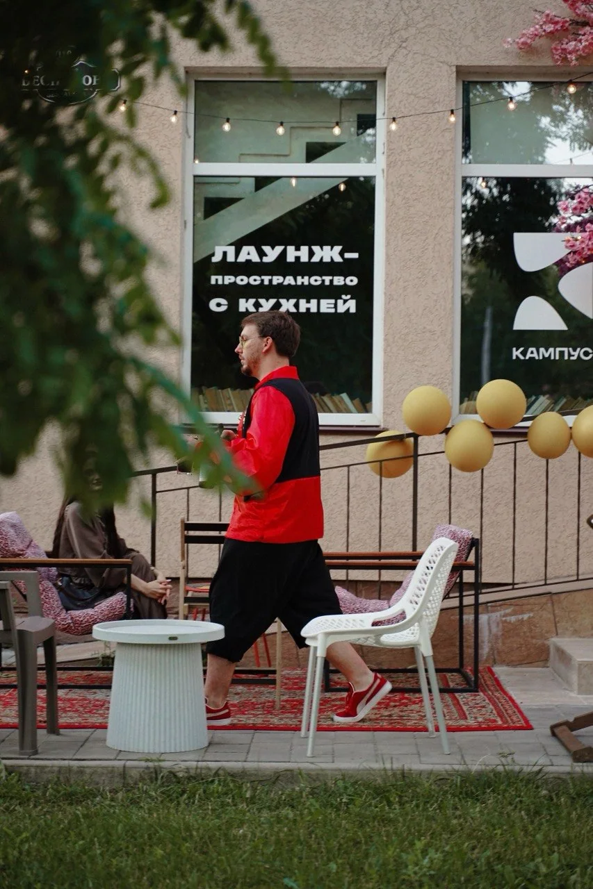 Гости на террасе у входа в КАМПУС